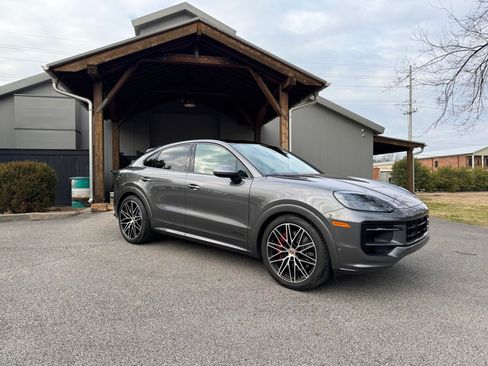 Used 2025 Porsche Cayenne GTS AWD/4WD image 2