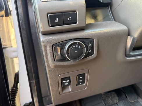 Used 2018 Ford Expedition XLT w/ Equipment Group 202A AWD/4WD image 16