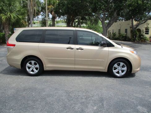 Used 2012 Toyota Sienna FWD image 3