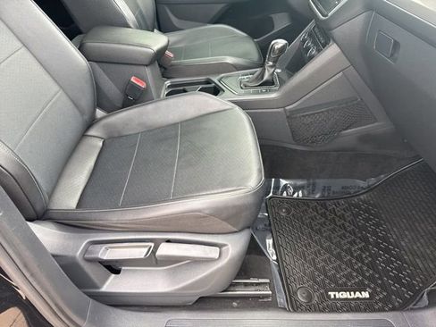 Used 2019 Volkswagen Tiguan SE w/ Panoramic Sunroof Package FWD image 16