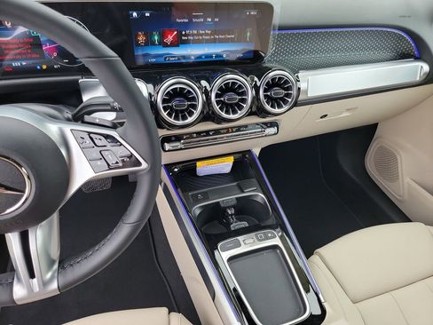 New 2025 Mercedes-Benz GLB 250 4MATIC image 17