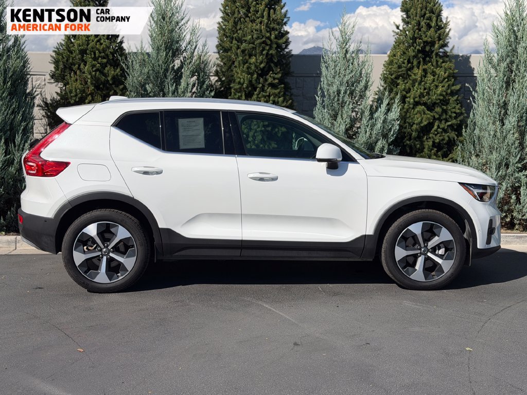 Used 2025 Volvo XC40 B5 Plus AWD/4WD image 9