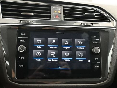 Used 2023 Volkswagen Tiguan SE w/ Panoramic Sunroof Package FWD image 18
