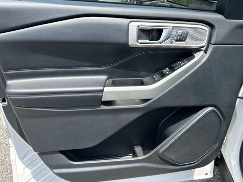 Used 2022 Ford Explorer Limited w/ Equipment Group 301A RWD image 13
