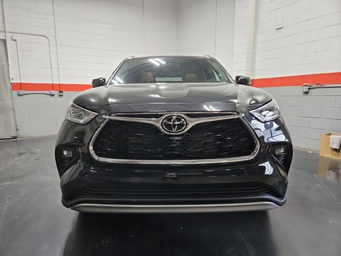 New 2026 Toyota Highlander Platinum image 2