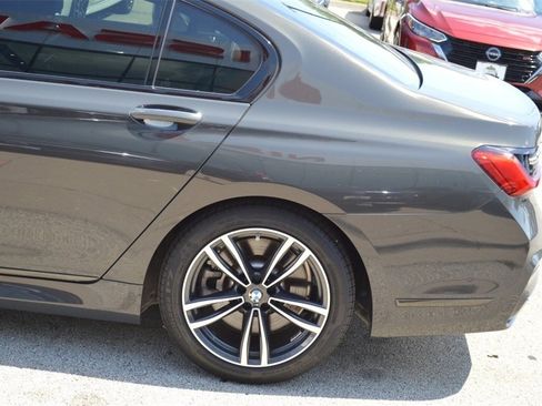 Used 2021 BMW 750i xDrive w/ M Sport Package image 18