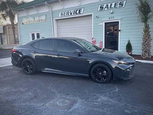 Used 2025 Toyota Camry SE w/ Convenience Package image 2