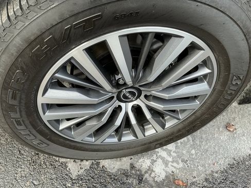 Used 2024 Nissan Armada SL w/ Captain's Chairs Package image 10