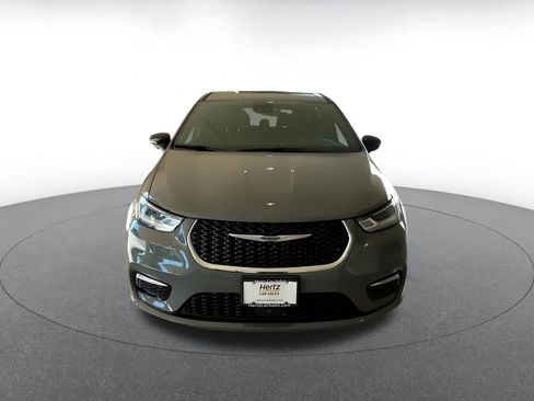 Used 2025 Chrysler Pacifica Select image 4