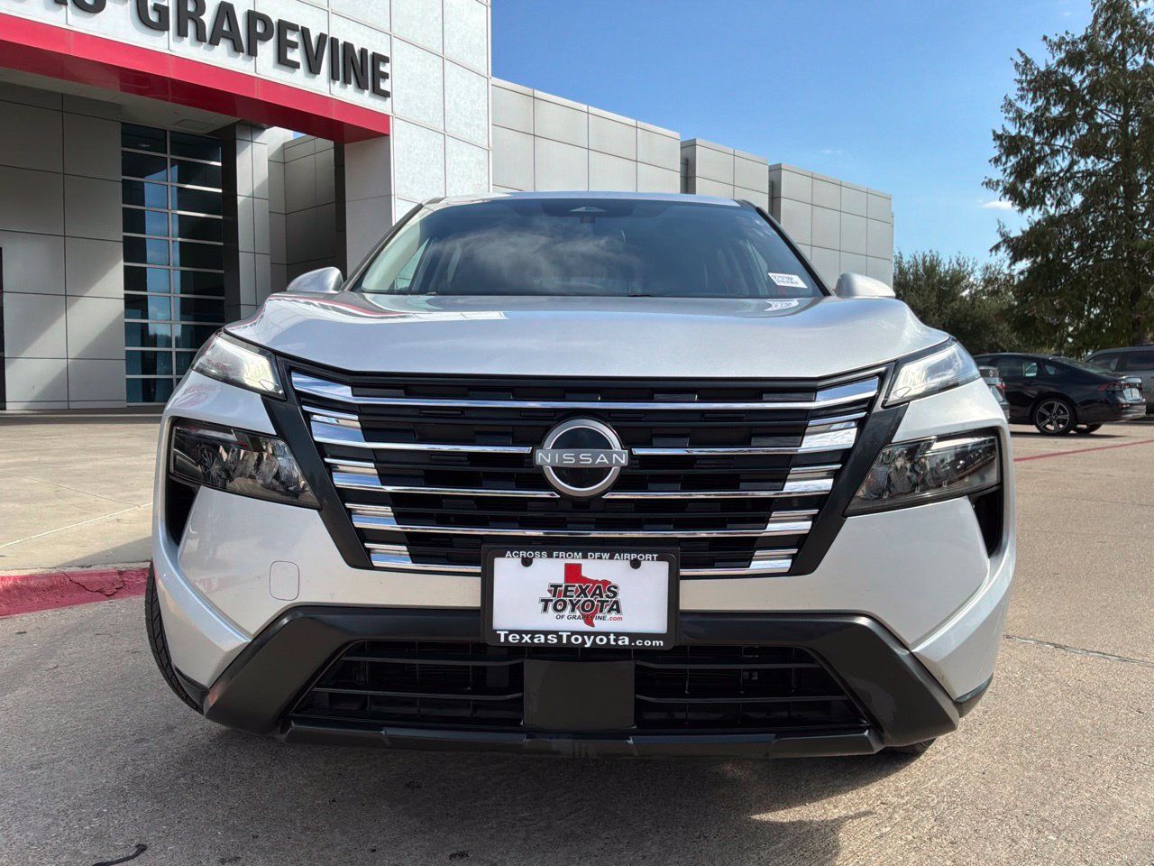 Used 2025 Nissan Rogue SV FWD image 3
