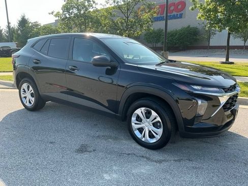 Used 2025 Chevrolet Trax LS w/ Driver Confidence Package FWD image 2