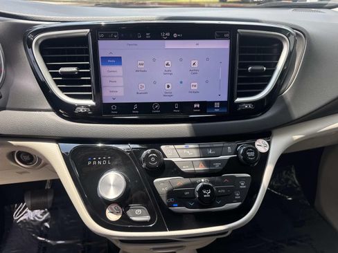 Used 2023 Chrysler Pacifica Touring-L FWD image 25