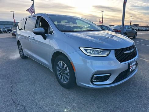 Used 2023 Chrysler Pacifica Touring-L image 4