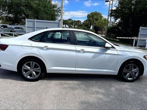 Certified 2023 Volkswagen Jetta SE w/ Panoramic Sunroof Package FWD image 4