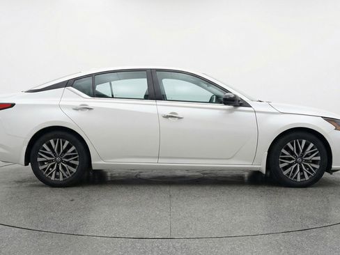 Used 2025 Nissan Altima 2.5 SV FWD image 11