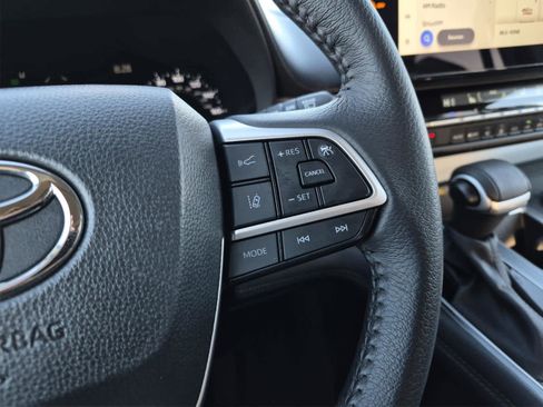 Used 2025 Toyota Sienna XLE image 22