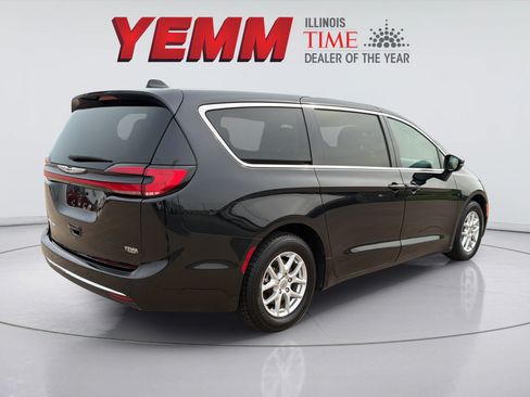 Used 2023 Chrysler Pacifica Touring-L FWD image 8