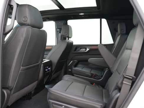 Used 2025 GMC Yukon Denali w/ Sun & Power Step Package AWD/4WD image 16