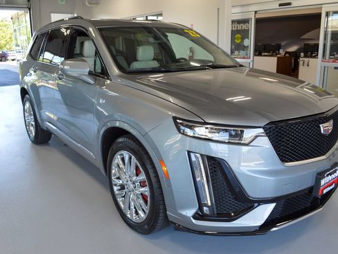 Used 2023 Cadillac XT6 Sport w/ Technology Package AWD/4WD image 3
