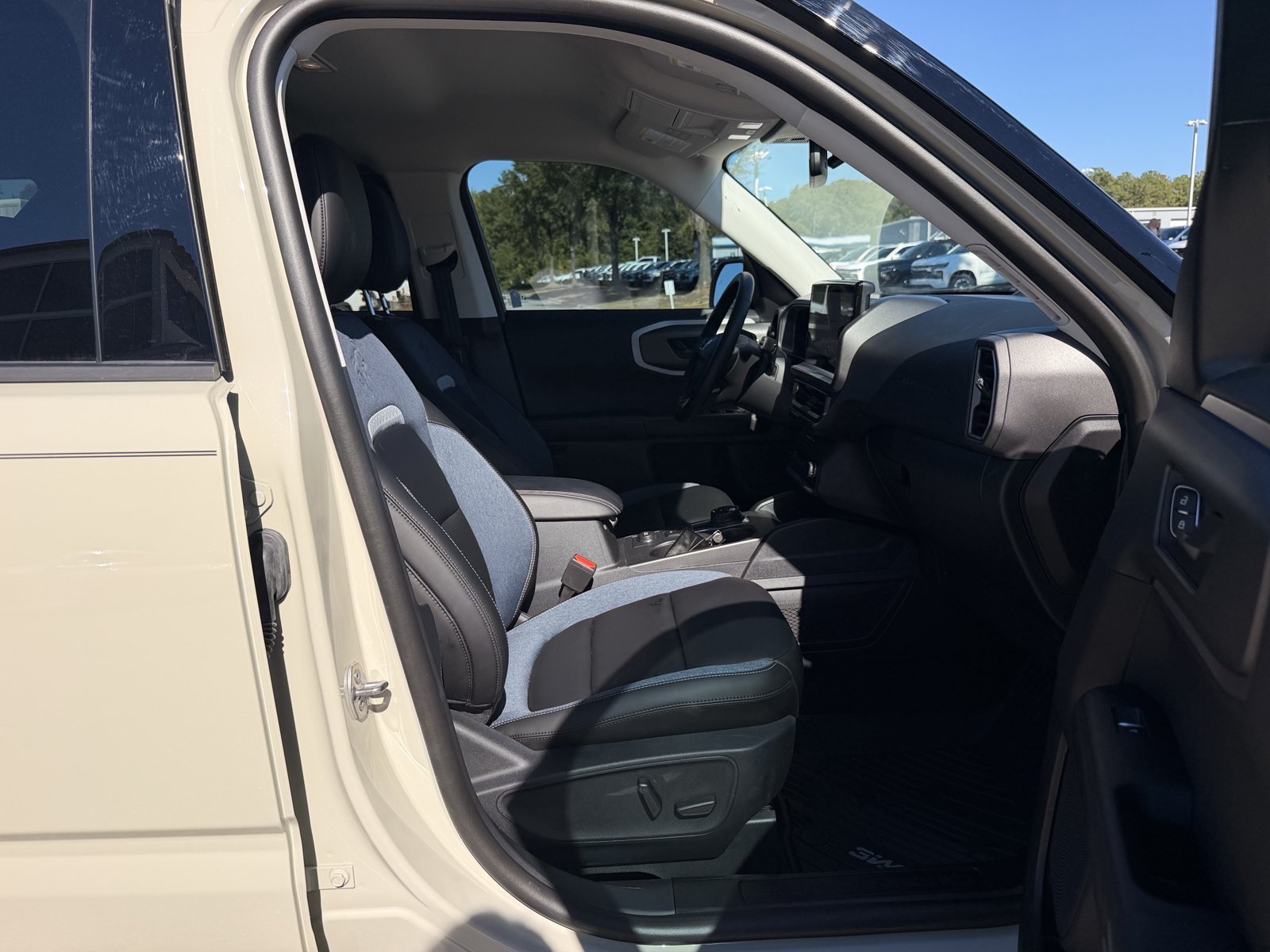 Used 2025 Ford Bronco Sport Outer Banks w/ Outer Banks Tech Package+ AWD/4WD image 32