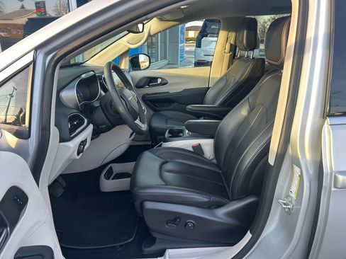 Used 2024 Chrysler Pacifica Touring-L image 16