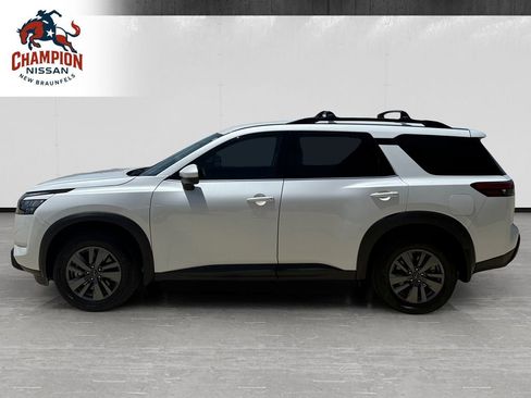 Used 2025 Nissan Pathfinder SV FWD image 2