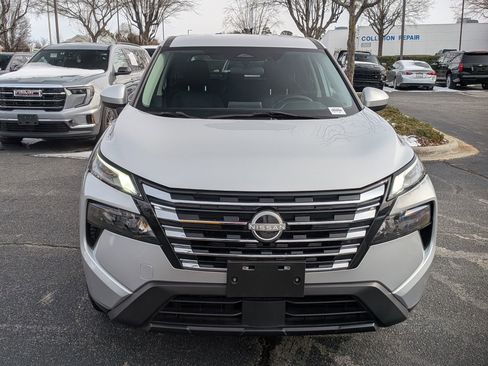 Used 2024 Nissan Rogue SV image 3