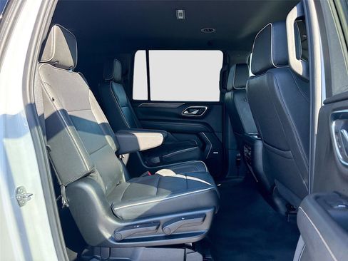 Used 2023 Chevrolet Suburban Premier image 32