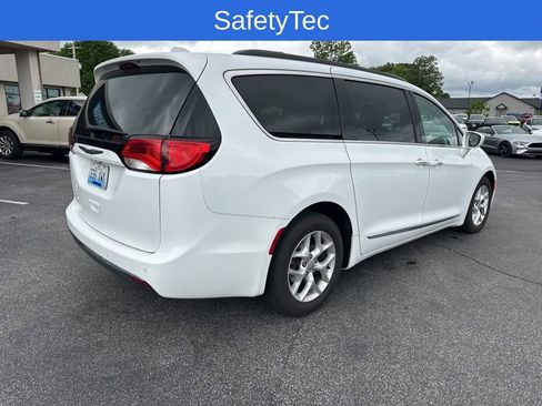 Used 2017 Chrysler Pacifica Touring-L w/ Tire & Wheel Group FWD image 4