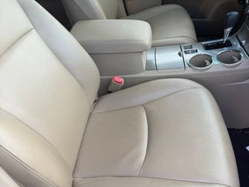 Used 2012 Toyota Highlander FWD w/ Tech Pkg image 9