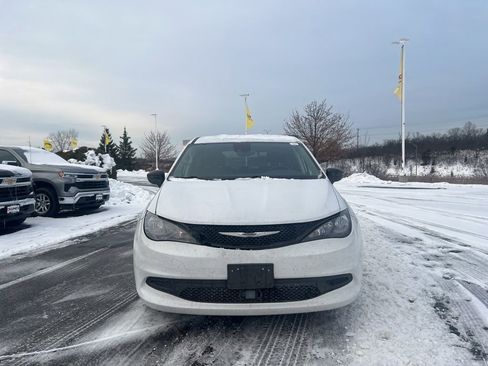 Used 2024 Chrysler Voyager LX image 3