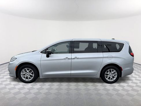 Used 2024 Chrysler Pacifica Touring-L image 14