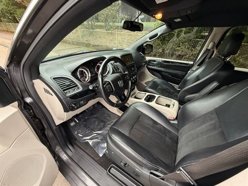 Used 2017 Dodge Grand Caravan SXT image 9
