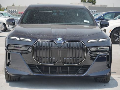Used 2025 BMW 750e xDrive AWD/4WD image 2
