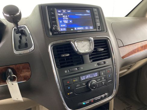 Used 2014 Chrysler Town & Country Touring FWD image 27