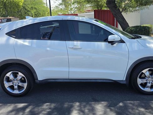 Used 2017 Honda HR-V EX image 4