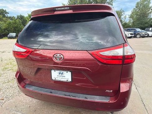 Used 2015 Toyota Sienna XLE w/ XLE Navigation Package FWD image 4