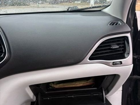 Used 2019 Jeep Cherokee Limited FWD image 34