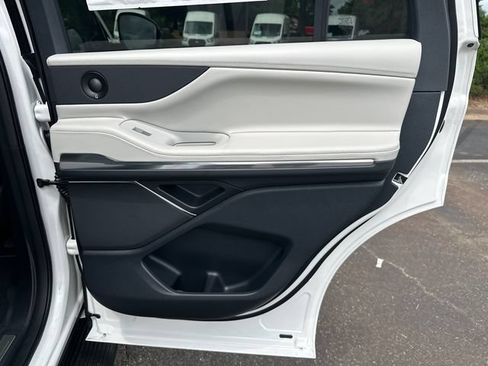 New 2026 Lincoln Navigator Premiere AWD/4WD image 17