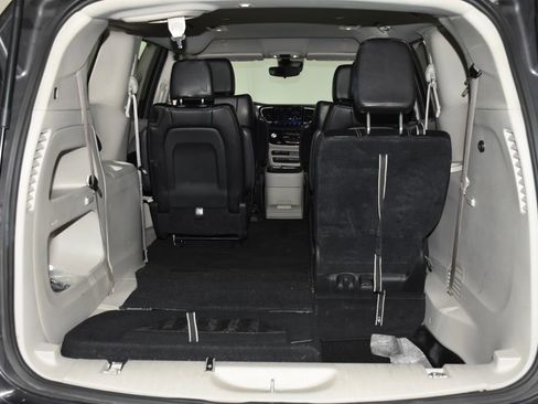 Used 2023 Chrysler Pacifica Touring-L image 28