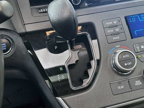 Used 2020 Toyota Sienna Limited Premium FWD image 17