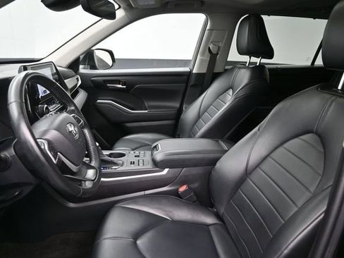Used 2023 Toyota Highlander XLE AWD/4WD image 10