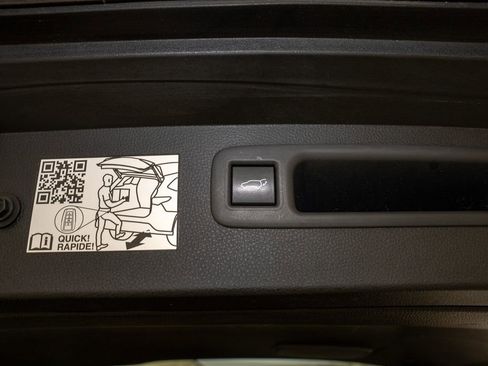 Used 2023 Toyota Highlander Limited image 6