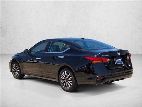 Used 2025 Nissan Altima 2.5 SV FWD image 7