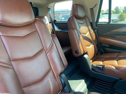 Used 2019 Cadillac Escalade Premium Luxury AWD/4WD image 34