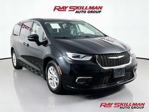 Used 2024 Chrysler Pacifica Touring-L FWD image 1