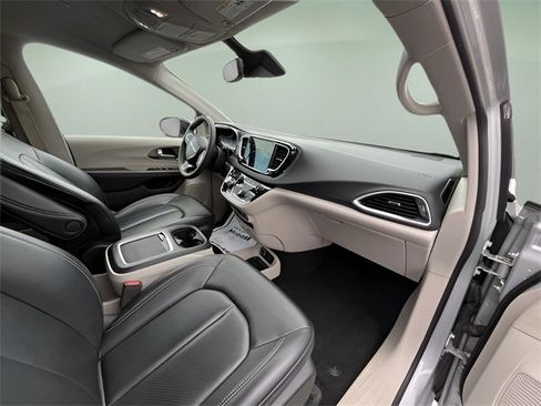 Used 2024 Chrysler Pacifica Touring-L image 37