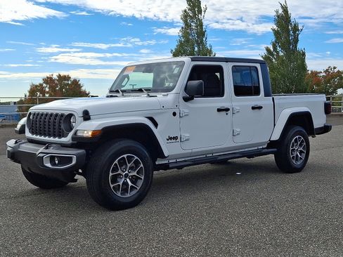 Certified 2024 Jeep Gladiator Sport image 3