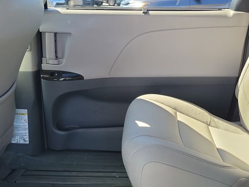 Used 2017 Toyota Sienna XLE image 14