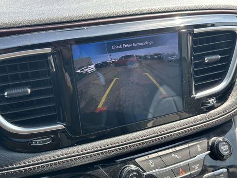 Used 2020 Chrysler Pacifica Limited image 27